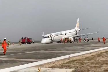 Avión aterriza de panza tras quedar sin ruedas delanteras