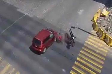 Ignora luz roja del semáforo y provoca fuerte accidente en Edomex