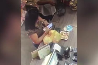 DESDE LA CÁMARA DE LA TIENDA SE OBSERVAN LOS MOVIMIENTOS DE LA LADRONA 