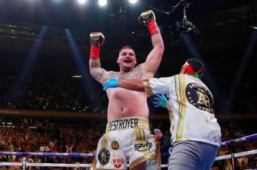 Andy Ruiz venció por nocaut técnico en siete rounds al británico Anthony Joshua para dar una de las sorpresas más grandes en la historia del boxeo mexicano. (Reuters)