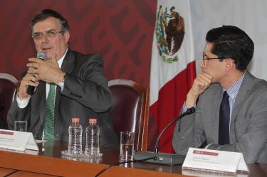 “Voy a penas en el cuatro, tranquilo, traigan unos cacahuates aquí para el señor, pa’ la otra unos japoneses”, comentó Ebrard Casaubón cuando el vocero los interrumpió. Foto: Especial
