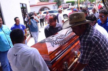 Tras una misa a puerta cerrada en la parroquia ‘San Cristóbal’, a la cual ingresaron familiares y amigos los restos de la periodista fueron trasladado a su última morada.