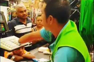 ¡Nada es imposible! Este cajero discapacitado conmovió Internet