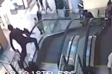 ¡Brutal! Niño muere tras caer de escaleras eléctricas