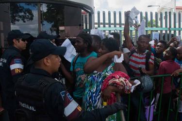 Irrumpen africanos y haitianos en estación migratoria de Chiapas
