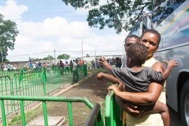 Mamá África, pide ahora ayuda, incluso mencionó que un sacerdote católico la entrevistó y le ofreció la ayuda necesaria, para continuar su negocio de comida rápida, cuya variedad de platillos son de doce países e incluye Haití y a Cuba.