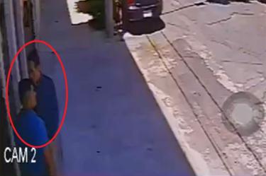 Días antes, otros sujetos (a parecer sus cómplices) marcaron esa misma casa con tinta gris para poder identificarla. Captura de video