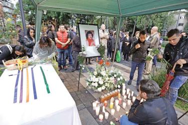 Con veladoras y listones de colores con mensajes, los vecinos de la colonia Hipódromo homena-jearon a Cristina. Foto: Sunny Quintero