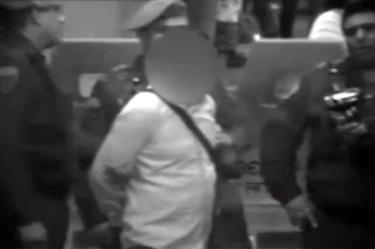 Un video muestra el modus operandi de 'El Chocorrol', integrante de una banda de roba celulares y carteras en el Metro. Foto: Especial