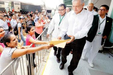 El personal del Hospital Rural de Mapastepec le informó al Presidente que requieren de más personal médico y medicamentos. Foto: Cuartoscuro