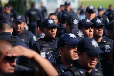 El grupo encabezado por el oficial Mario abordó a los negociadores encabezados por los oficiales Vázquez y Luis Ojeda, a quienes exigieron que no hablaran a nombre de la corporación.