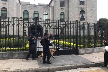 De manera preventiva, se activaron protocolos y se evacuaron a 300 trabajadores. Foto: Rodolfo Dorantes