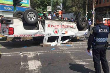 Vuelca camioneta que acudía a atender emergencia en Metro Chabacano