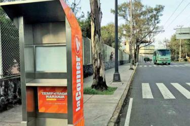 Piden retirar publicidad irregular de casetas telefónicas 