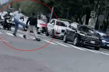 ¡Hay video de la pelea de 'Don Uber' y el motociclista!