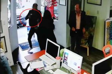 Las víctimas traían consigo dinero en efectivo que habían retirado de un banco. Foto: Captura del video