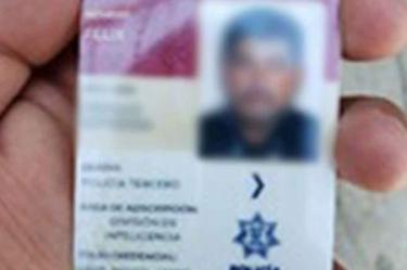 Uno de los detenidos se acreditó con una credencial de elemento activo de la Policía Federal. Foto: Cortesía