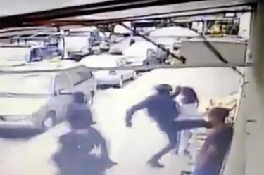 A patadas entran policías a vecindad de la V. Carranza 