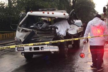El conductor de la plataforma chocó contra un tráiler que se encontraba detenido en el semáforo. Foto: Julio Paramedic