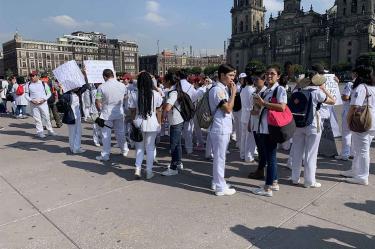 Los manifestantes marcharon al Zócalo capitalino donde exigen el pago de becas. Foto: Ximena Mejía