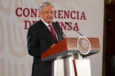 López Obrador reconoció a los dirigentes del sindicato de Pemex, que en este caso fueron sensibles y aceptaron la disminución de prestaciones especiales. Foto: Presidencia