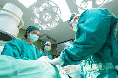 Hombre es circuncidado por error; hospital lo compensa con dinero