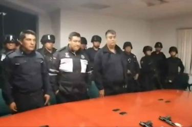 Los familiares denunciaron a los policías por abuso de autoridad y extorsión, por lo que el presidente municipal, Juan Sánchez, informó que los dos policías y su comandante fueron dados de baja / Foto: Especial