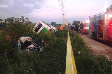 Fuerte accidente en Querétaro deja 29 heridos y un muerto. Foto: Especial