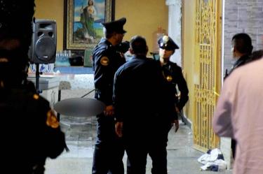 Dos hombres murieron por impactos de arma de fuego al interior de una chelería en la calle Hojalatería. Foto: Cuartoscuro