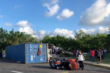 Tráiler se lleva a motociclistas y baños en Veracruz; tres muertos