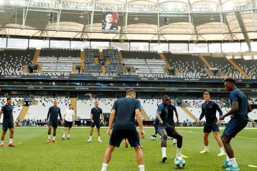 Respecto a la decisión de la UEFA de vetar el fichaje de nuevos jugadores para el Chelsea, el técnico Frank Lampard señaló que esto no pondría en cuestión el futuro de equipo (Fotos: Reuters)