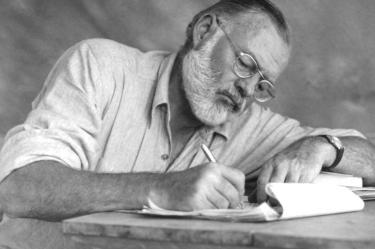Se encuentran en busca de un guionista, toda vez que desean que se cuente como una “historia de origen de Hemingway”. Foto: Especial