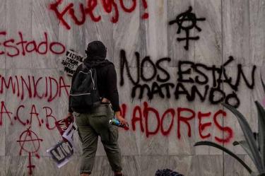 Mujeres exigen justicia por presuntas agresiones por parte de policías. Foto: Notimex