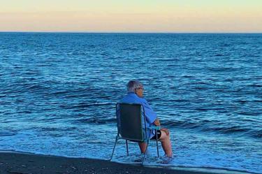 Foto de abuelito sentado frente al mar se viraliza; mira por qué
