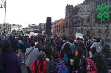 Manifestantes avanzan sobre Plaza de la Constitución con dirección al Congreso de la Ciudad de México. Foto: Vía @OVIALCDMX