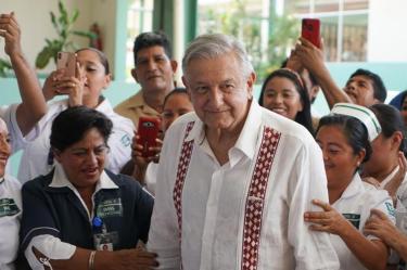 El presidente aseveró que no es posible que hospitales tan alejados como el que visitó este día "no cuenten con un pediatra" cuando es el único nosocomio en el corazón de la selva lacandona.