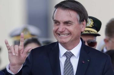 Bolsonaro modera tono y agradece ayuda para la Amazonia