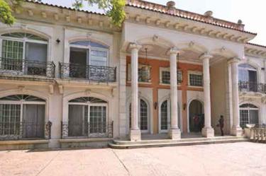 Ven en amparos la salvación de casas; batalla legal