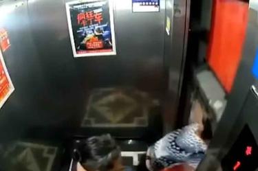 Mujer casi muere aplastada por elevador; queda grabado