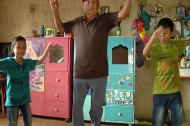 Abuelito bailador que enseña jarana causa ternura en redes