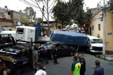 La vialidad fue cerrada para facilitar las labores de los bomberos. Foto: Especial