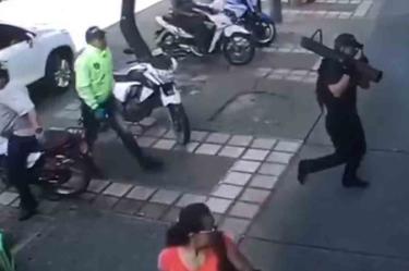 Ladrones roban joyería disfrazados con uniformes de policía