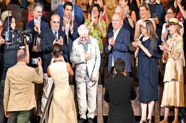 El cineasta Pedro Almodóvar, de 69 años, fue ovacionado en la ceremonia de premiación, en la que recordó emocionado que fue La Mostra, el certamen cinematográfico más antiguo del mundo, donde nació como director, fue su “bautismo”. En 1983 presentó el filme Entre tinie-blas / Fotos: AFP