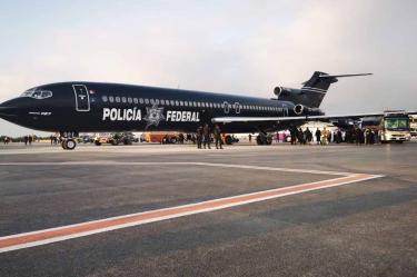 Los reos abordaron un Boeing 727 de la Policía Federal. Foto: Especial