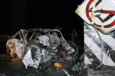 Hallan tres cuerpos calcinados dentro de vehículo en la costa