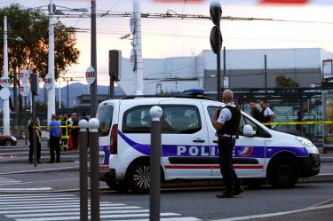 Hombre que atacó con cuchillo en Francia sufre delirios