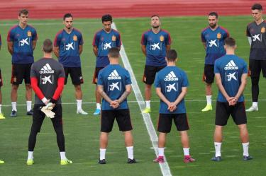 Los aficionados que acudieron a La Ciudad del Fútbol se sumaron y acabaron rompiendo en aplausos. (EFE)