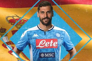 El atacante formalizó su llegada a la escuadra italiana en la que será compañero del mexicano Hirving Lozano. (@sscnapoli)
