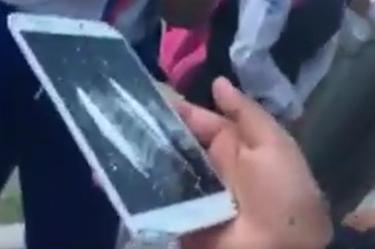 En las imágenes, se observa como las estudiantes utilizan la pantalla de un teléfono celular y una tarjeta del sistema de transporte de pasajeros Qrobus, para trazar dos líneas blancas.