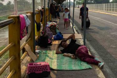 Migrantes retornados se refugian en puente de Matamoros